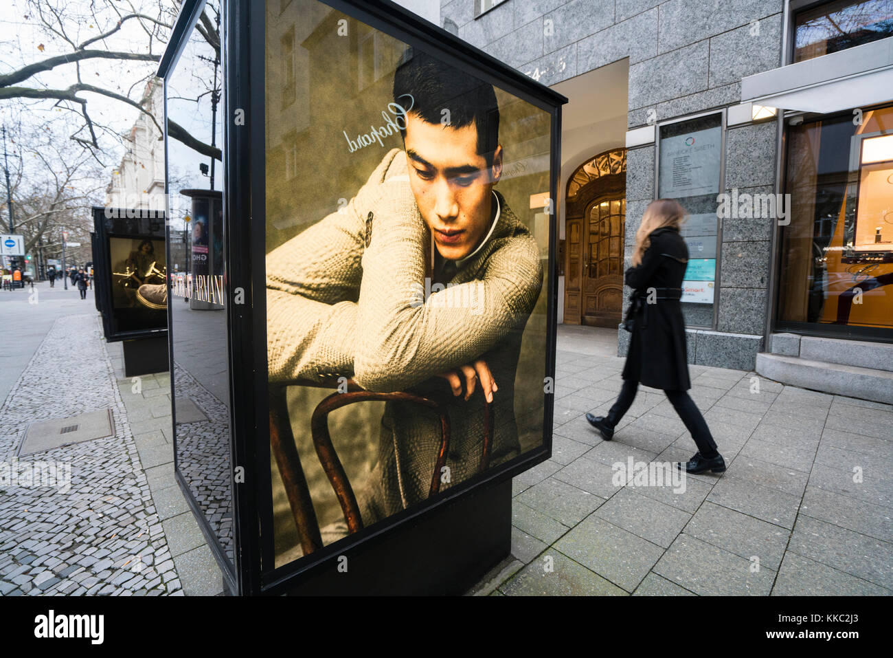 Meuble d'affichage en verre pour la boutique de luxe Chopard sur la célèbre rue commerçante Kurfürstendamm , Kudamm, à Berlin, en Allemagne. Banque D'Images