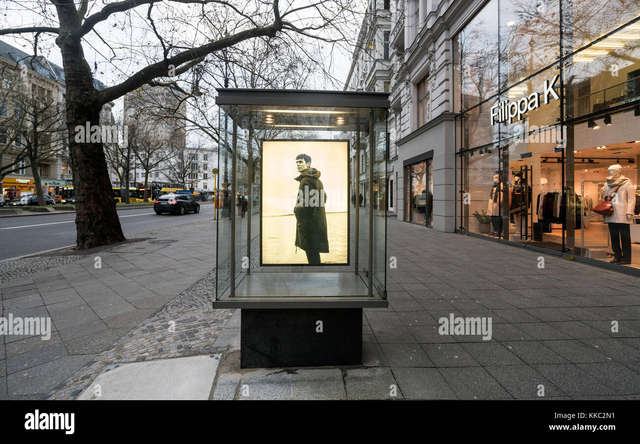 Meuble d'affichage en verre pour la boutique Filippa K sur la célèbre rue commerçante Kurfürstendamm , Kudamm, à Berlin, en Allemagne. Banque D'Images