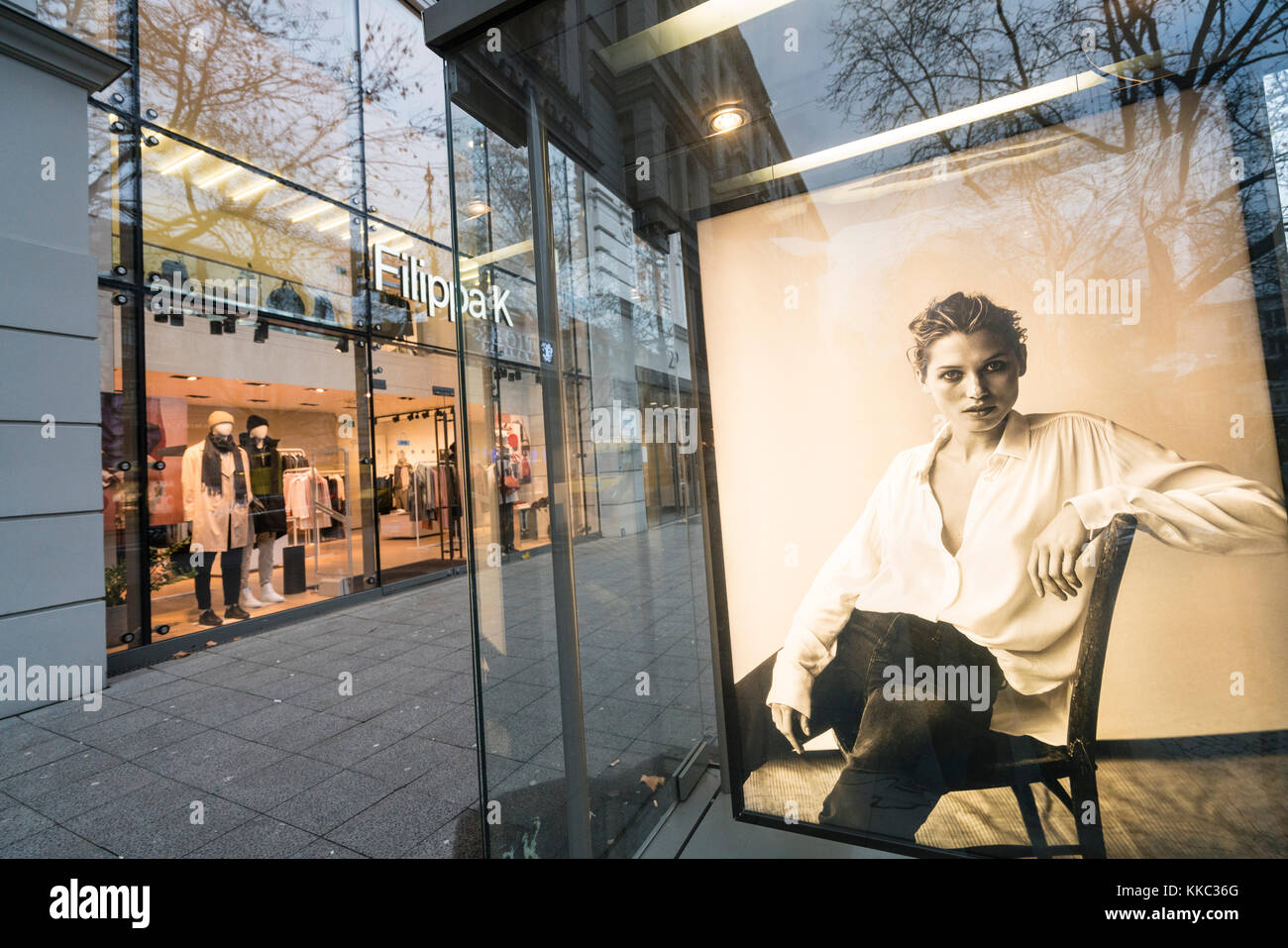 Meuble d'affichage en verre pour la boutique Filippa K sur la célèbre rue commerçante Kurfürstendamm , Kudamm, à Berlin, en Allemagne. Banque D'Images