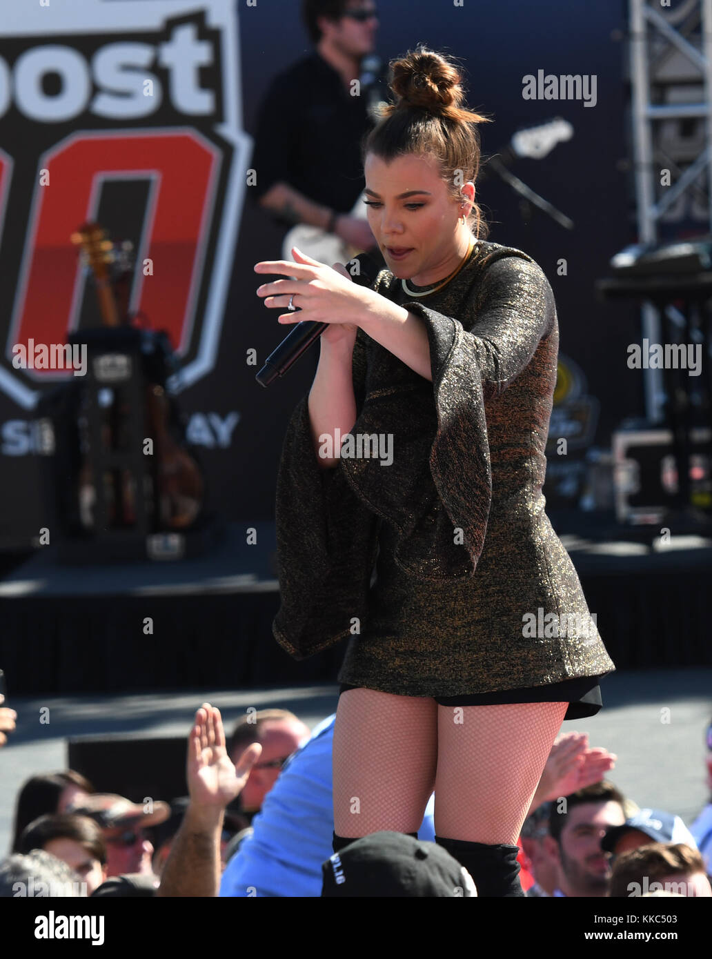 HOMESTEAD, FL - NOVEMBRE 20 : Kimberly Perry, Reid Perry, et Neil Perry du groupe Perry exécutent un concert avant la course de la 18e édition annuelle de la course de la NASCAR Sprint Cup Ford EcoBoost 400 le 20 novembre 2016, au Homestead-Miami Speedway à Homestead, Floride personnes : le groupe Perry Banque D'Images