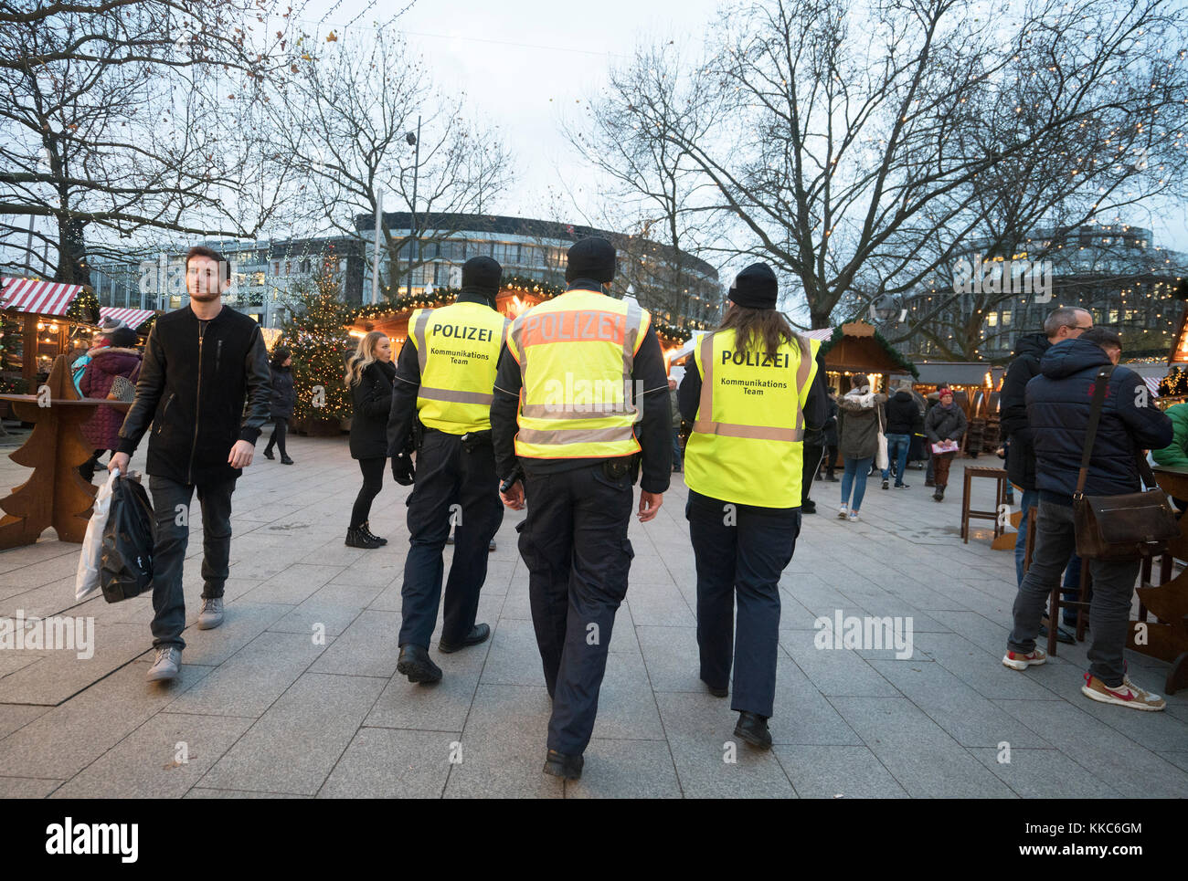 Police en patrouille sur le marché de Noël à Breitscheidplatz à Berlin, en Allemagne, site d'attaque terroriste en 2016. Banque D'Images