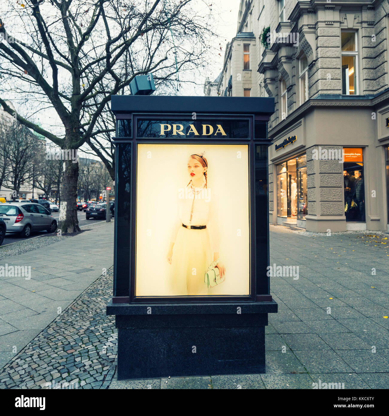 Meuble d'affichage en verre pour la boutique de luxe Prada sur la célèbre  rue commerçante Kurfürstendamm , Kudamm, à Berlin, Allemagne Photo Stock -  Alamy