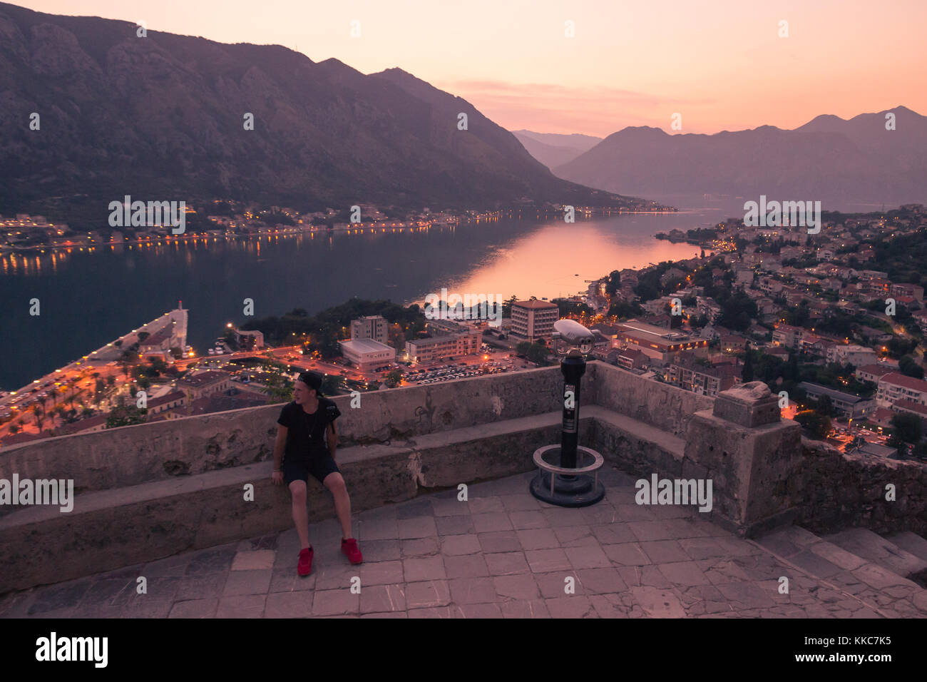 Un seul homme, le paysage touristique kotor monténégro. areial Vue, Vue de dessus, city scape, dusk sky mountain range. Banque D'Images