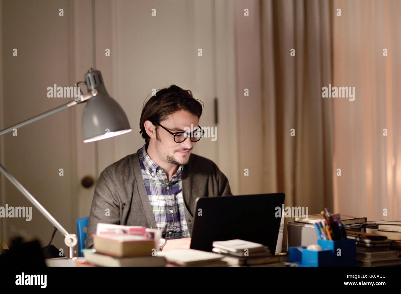 DATE de sortie: 4 août 2017 TITRE: Chronique Metropolitan STUDIO: Universal Pictures DIRECTOR: Xavier Manrique PLOT: Chroniquement Metropolitan est un film cynique et intelligent sur l'âge de la première fois Fenton Dillane, romancier qui, sans annonce, retourne à New York City pour affronter sa famille, son ex-amie et quelques craintes d'enfance persistantes. Avec: Shiloh Fernandez, Chris Noth, Victor Cruz. (Image De Crédit : © Universal Pictures/Entertainment Pictures) Banque D'Images