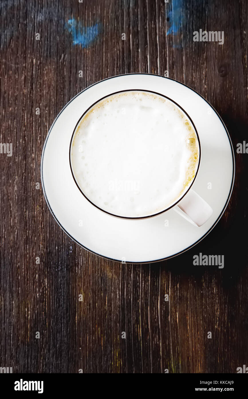 Maison italien espresso coffee mug blanc dans un fond sombre. Banque D'Images
