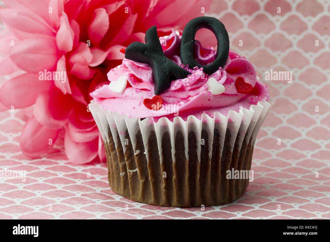 Image de cupcake à la fraise avec une fleur rose Banque D'Images