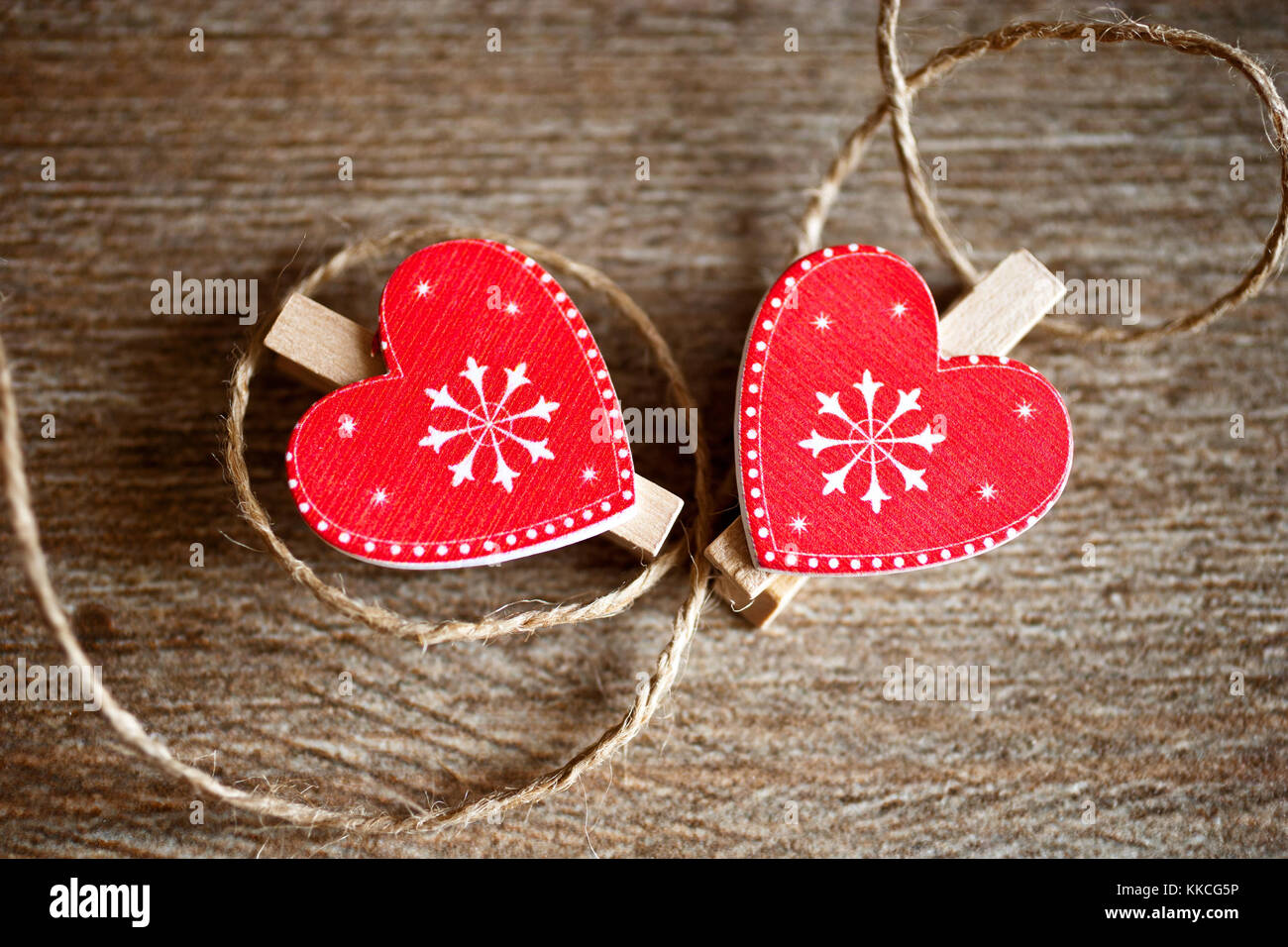 Noël traditionnel tchèque - décoration sur la corde - deux coeurs Banque D'Images