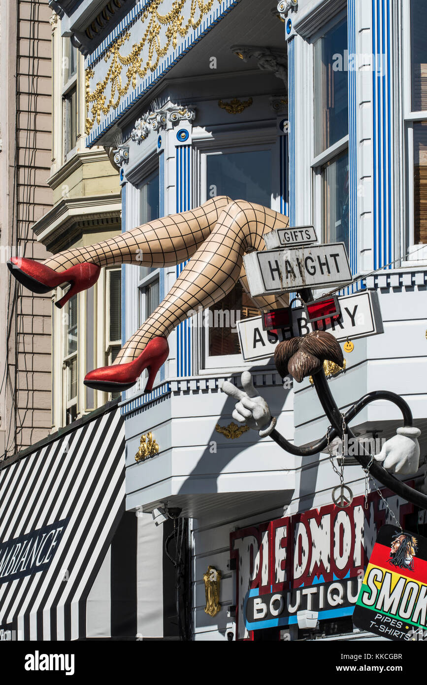 Dame géant jambes se penchant à la fenêtre d'une boutique de cadeaux dans le quartier de Haight-Ashbury, à San Francisco, Californie, USA Banque D'Images