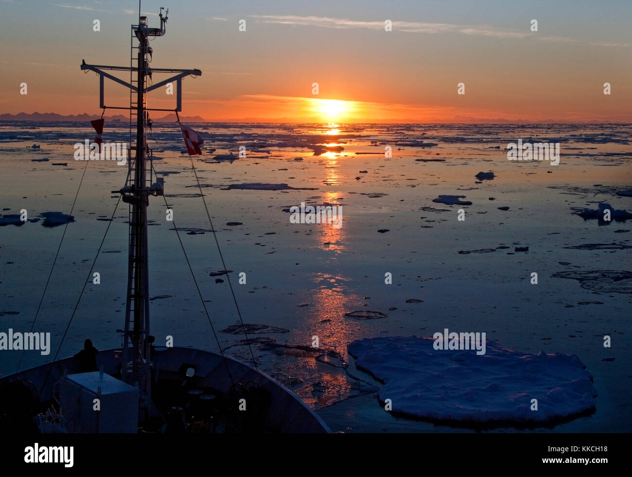 Le soleil de minuit à 2h00 dans l'océan Arctique au large de la côte est du Groenland Banque D'Images