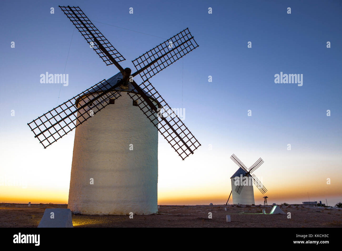 Moulins à vent traditionnels illuminés à Rising, Campo de Criptana, Espagne Banque D'Images