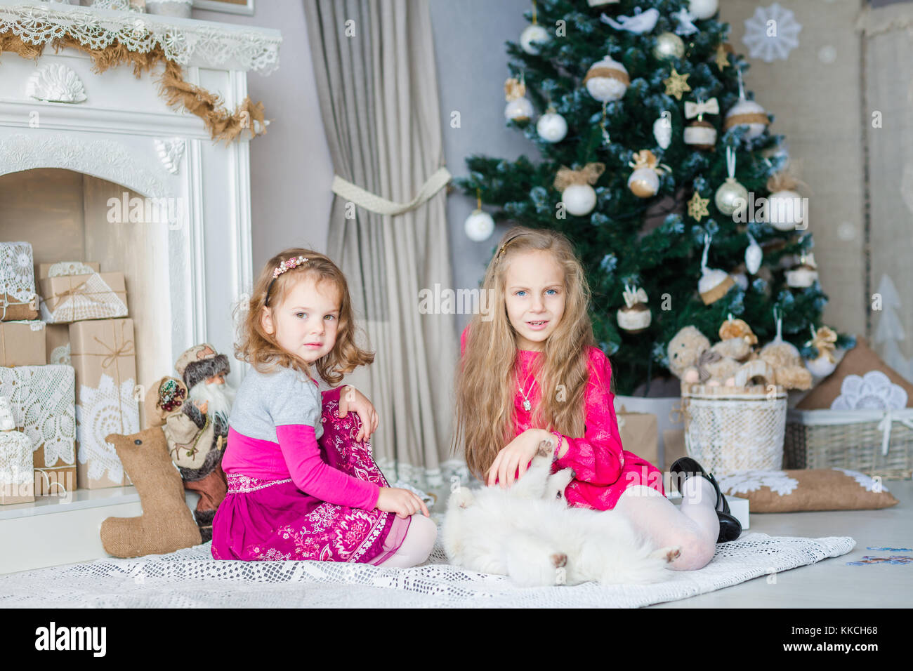 Enfants heureux près de l'arbre de Noël Banque D'Images