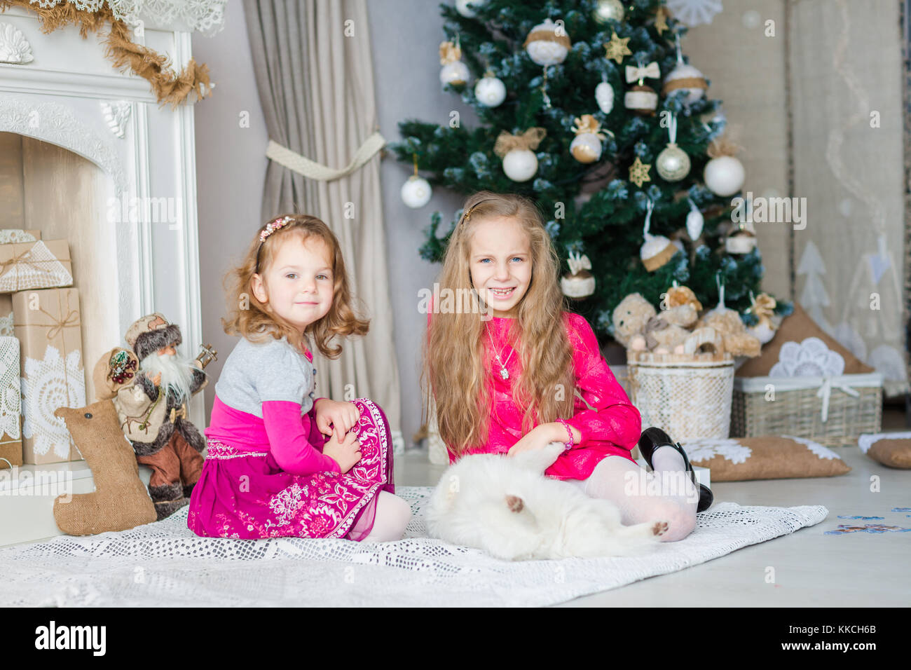 Enfants heureux près de l'arbre de Noël Banque D'Images