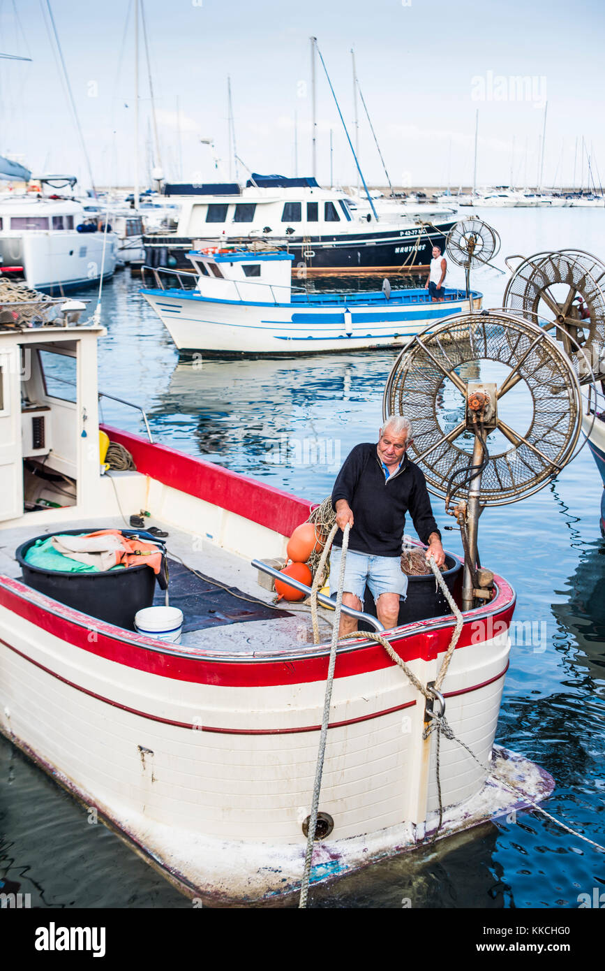 Le Cilento, Agropoli, italie - 3 août 2016 : station d'pêcheur son bateau, port d'Agropoli. Banque D'Images
