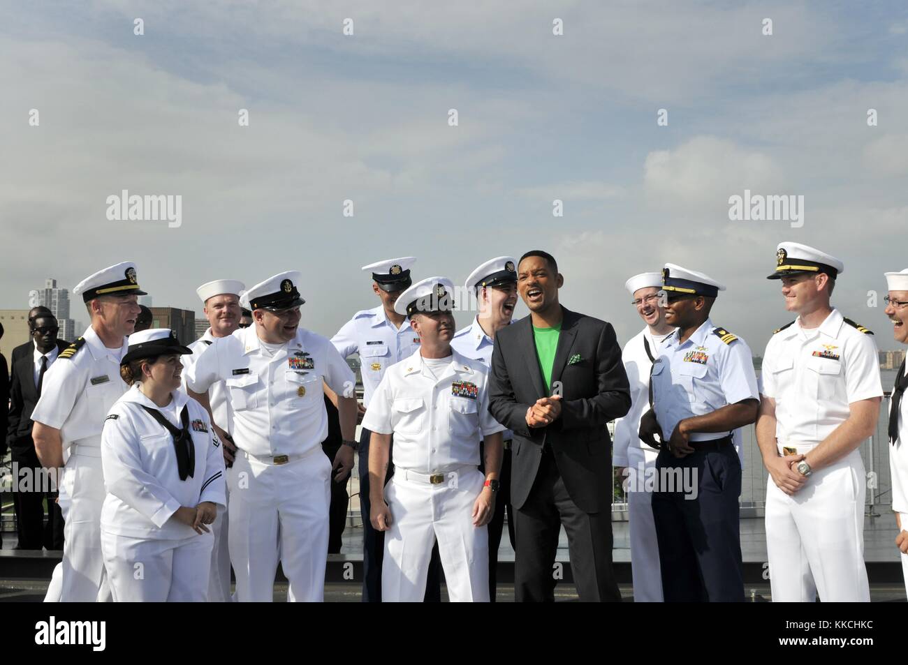 Acteur Will Smith pose pour une photo avec des marins à bord du navire du musée Intrepid Sea, Air and Space pendant la Fleet week New York 2012, New York. Image avec la permission du Spécialiste en communication de masse 2e classe Drae Parker/US Navy, 2012. Banque D'Images