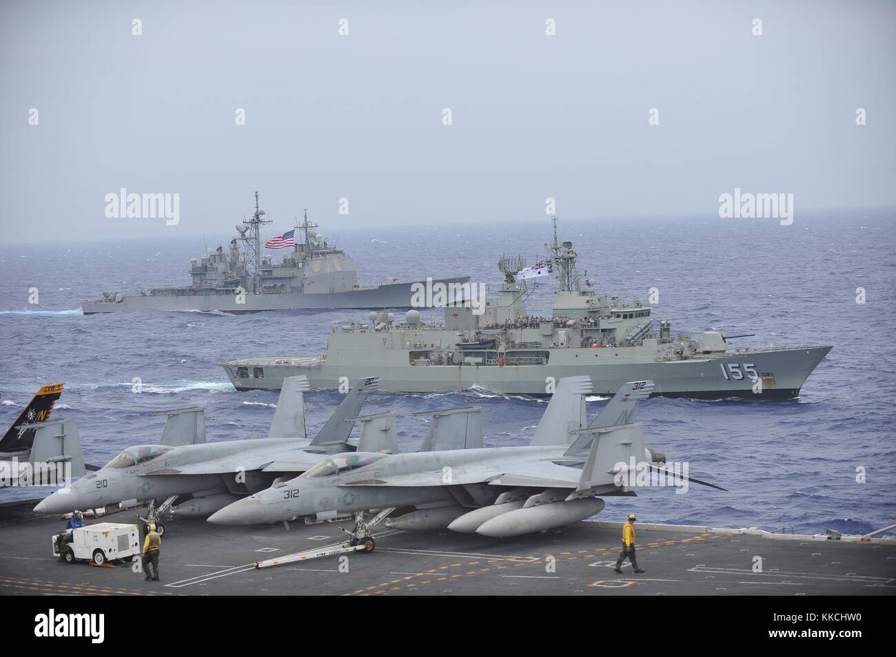 La marine royale australienne frégate de classe ANZAC, hmas ballarat ffh 155 est aux côtés de la classe Ticonderoga croiseur lance-missiles USS cowpens cg 63 alors qu'en formation avec le porte-avions USS George Washington cvn 73, océan pacifique, 2012. Image courtoisie spécialiste de la communication de masse 3e classe Paul Kelly/us navy. Banque D'Images