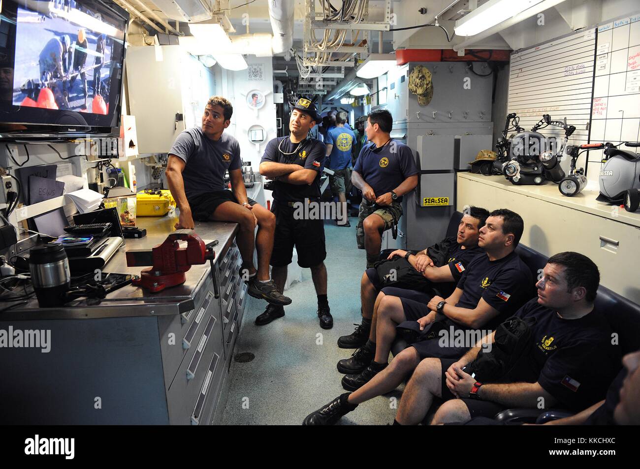 Plongeur de la marine 2e classe Ramon Mercado, affecté à l'unité mobile de plongée et de récupération MDSU 2, Compagnie 2-1, montre des plongeurs chiliens vidéo d'eux décastant un navire plus tôt dans l'année, Kingston, Jamaïque, 2012. Image avec la permission de Spécialiste en communication de masse 2e classe Kathleen A. Gorby/US Navy. Banque D'Images