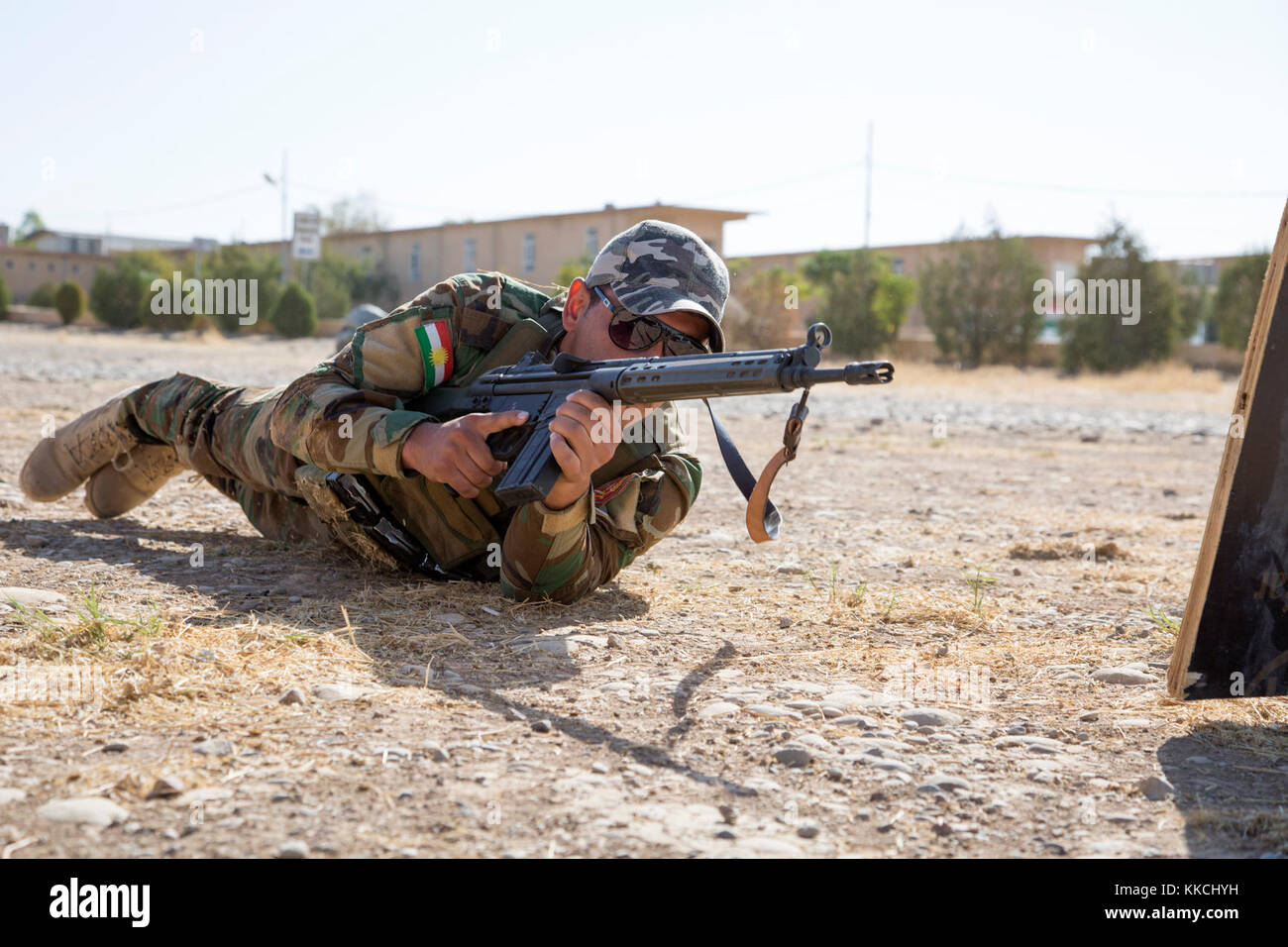 Un soldat peshmergas roule en position de tir au cours de formation au tir de pointe menée par les formateurs de l'armée italienne affecté à la 3e Régiment alpin au centre de coordination de la formation du Kurdistan près d'Erbil, Irak, 11 octobre 2017. L'KTCC est une combinaison d'un groupe de travail conjoint - Fonctionnement résoudre inhérent à renforcer les capacités des partenaires lieu consacre à la formation des forces des partenaires et renforcer leur efficacité sur le champ de bataille. Les GFIM-OIR est la Coalition mondiale pour vaincre ISIS en Iraq et en Syrie. (U.S. Photo de l'armée par le Sgt. Tracy McKithern) Banque D'Images