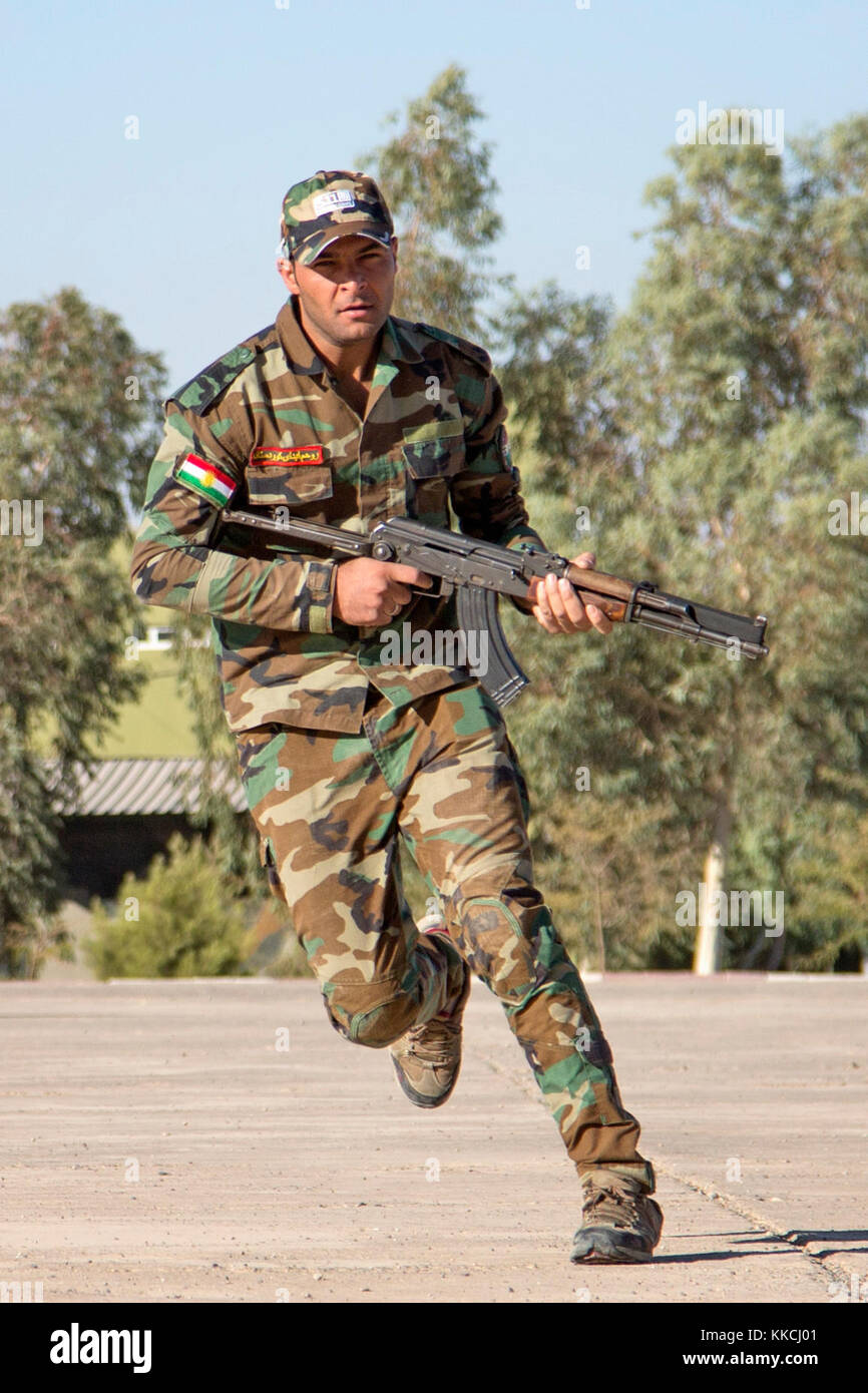 Un soldat peshmergas se positionne au cours de réagir à la formation incendie au centre de coordination de la formation du Kurdistan, près de Erbil, Irak, le 17 octobre 2017. L'KTCC est une combinaison d'un groupe de travail conjoint - Fonctionnement résoudre inhérent à renforcer les capacités des partenaires lieu consacre à la formation des forces des partenaires et renforcer leur efficacité sur le champ de bataille. Les GFIM-OIR est la Coalition mondiale pour vaincre ISIS en Iraq et en Syrie. (U.S. Photo de l'armée par le Sgt. Tracy McKithern) Banque D'Images