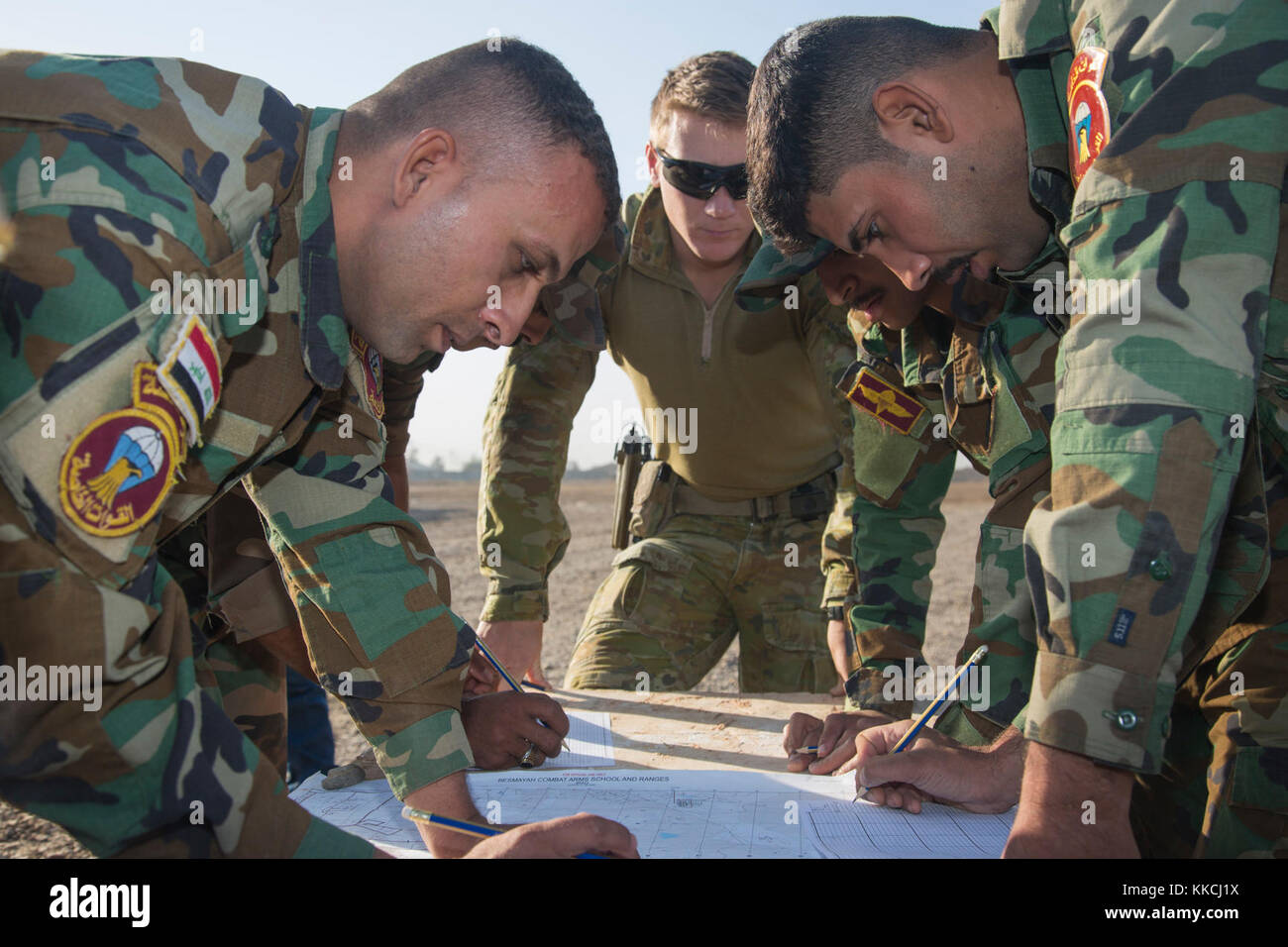 Les forces de sécurité irakiennes d'oeil sur une simulation de carte pour localiser des cibles au cours d'un incendie simulé mortor formation au Camp Taji, Irak, le 22 octobre 2017. Camp Taji est l'un des quatre Combined Joint Task Force - Fonctionnement résoudre inhérent à renforcer les capacités des partenaires endroits consacre à la formation des forces des partenaires et renforcer leur efficacité sur le champ de bataille. Les GFIM - OIR est la Coalition mondiale pour vaincre ISIS en Iraq et en Syrie. (U.S. Photo de l'armée par la CPS. Alexander Holmes) Banque D'Images