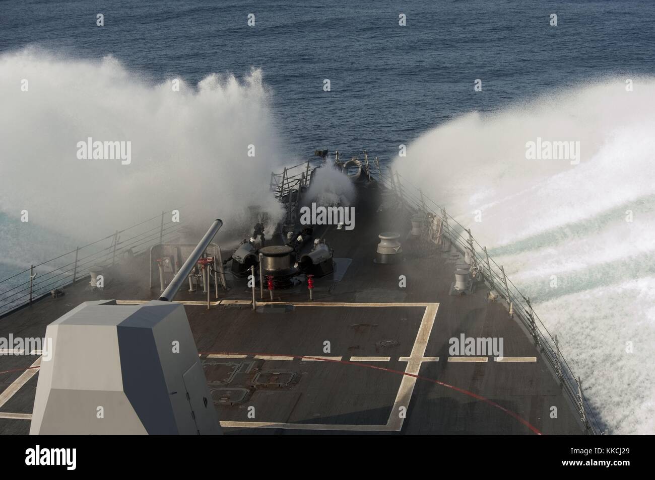 Les vagues s'écrasent sur la proue du destroyer à missiles guidés USS Nitze DDG 94, mer d'Arabie, 2012. Image reproduite avec l'aimable autorisation de Jeff Atherton/US Navy, spécialiste en communication de masse, 3e classe. Banque D'Images