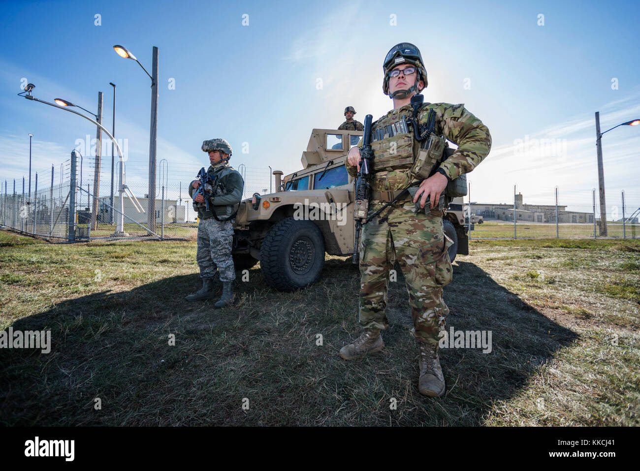 À partir de la droite, le sergent-chef. Matthew Roberts, un membre de la 1re classe 5e cycle Mack, défenseurs de l'Escadron des Forces de sécurité, et d'un membre de la 1re classe Jésus Lopez, 377FS defender, montent la garde à Minot Air Force Base, N.D., le 31 octobre 2017, au cours de 18 Global Thunder. Thunder est un exercice global de commandement et de contrôle annuel et de terrain destinés à former les forces du Ministère de la défense et d'évaluer l'état de préparation opérationnelle commune dans tous les domaines de la mission de l'USSTRATCOM, avec un accent particulier sur l'état de préparation nucléaire. (U.S. Photo de l'Armée de l'air par la Haute Airman J.T. Armstrong) Banque D'Images