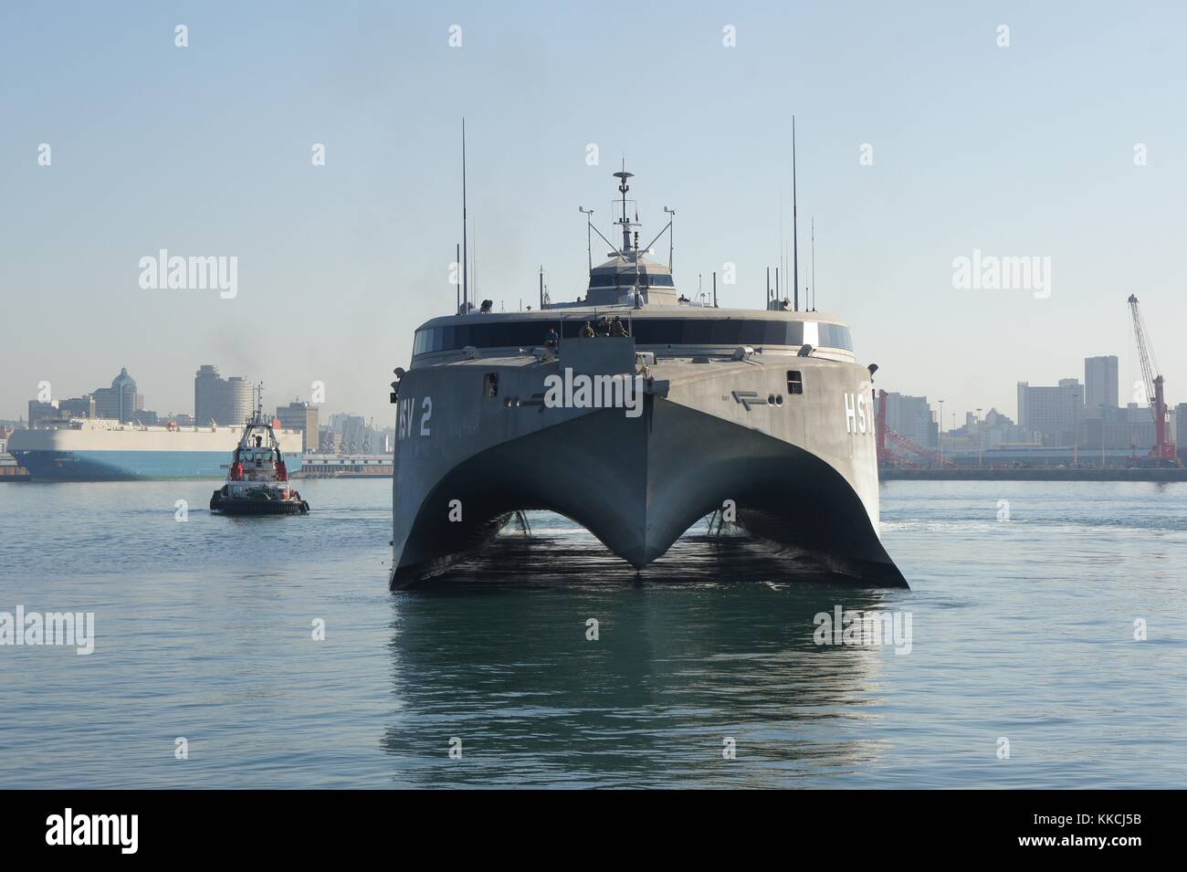 Le navire à grande vitesse HSV 2 Swift se rend dans le port de Durban pour une visite portuaire de deux jours en soutien à la coopération en matière de sécurité théâtrale dans la région, Durban, Afrique du Sud. Image reproduite avec l'aimable autorisation du Cmdt. Suzanna Brugler/US Navy, 2012. Banque D'Images