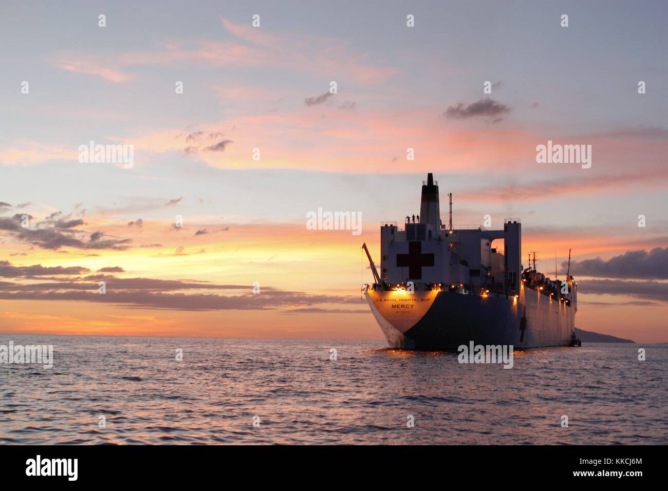 La commande de transport maritime militaire navire-hôpital USNS MERCY t-ah-19 est en cours au large de la côte de la Baie de Manado au coucher du soleil après la cérémonie d'ouverture pour 2012, le partenariat du pacifique nord de Sulawesi, Indonésie. Image courtoisie camelia montoy/US Navy, 2012. Banque D'Images