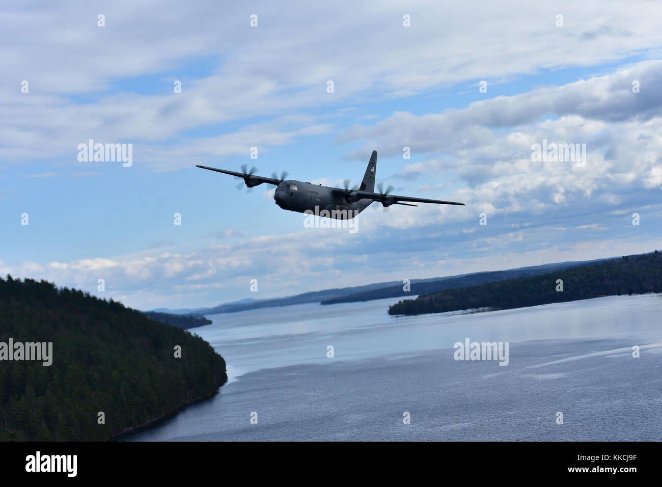 A Little Rock Air Force Base C-130J est testé au cours de campagne canadienne le 7 novembre 2017. Le 41e Escadron de transport aérien, 61e Escadron de Airlfit Airlfit et la 19e Escadre ont été invités par l'Aviation royale du Canada à effectuer des exercices dans des conditions météorologiques défavorables. (U.S. Air Force photo par Airman Rhett Isbell) Banque D'Images