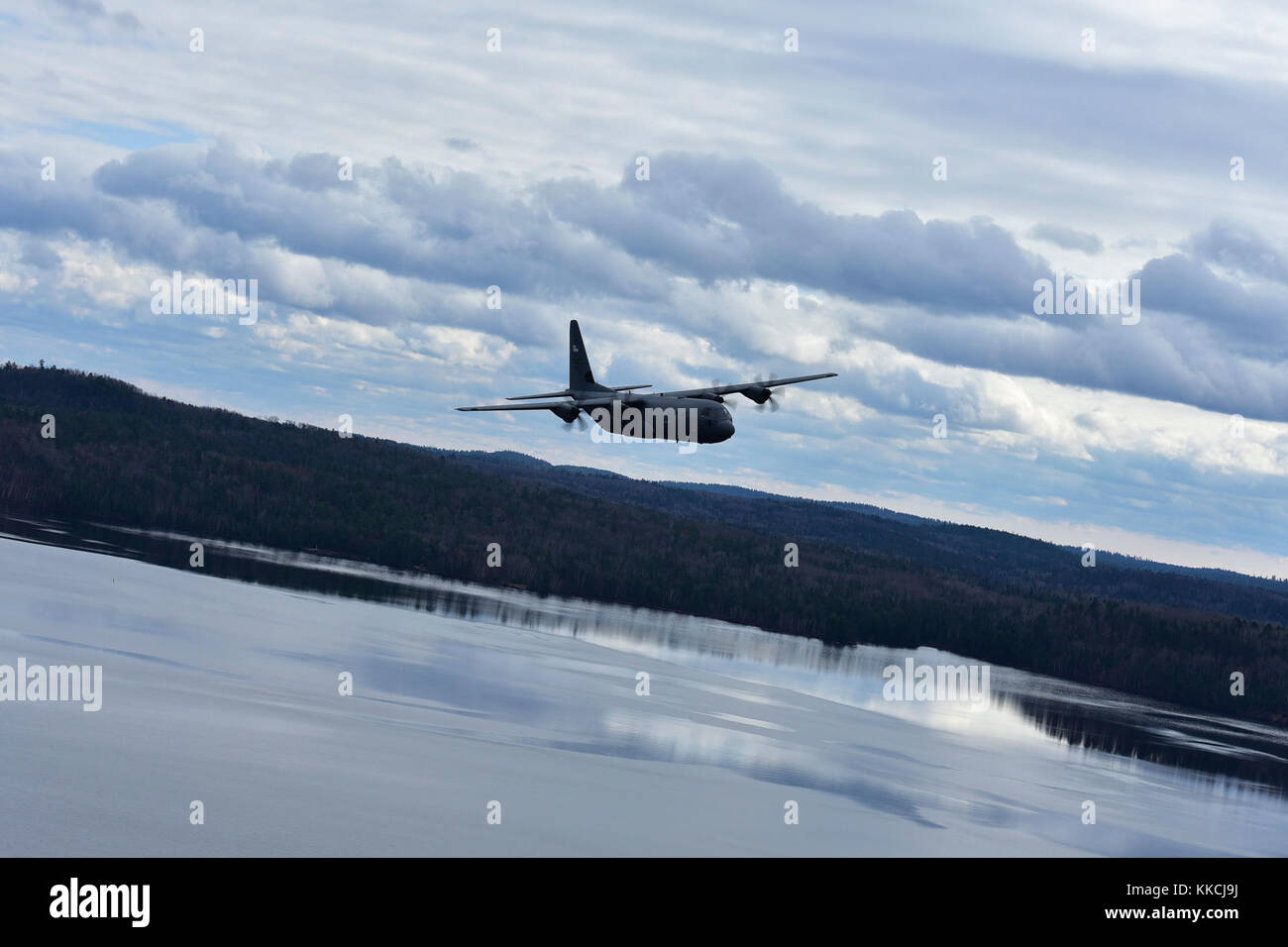A Little Rock Air Force Base C-130J est testé au cours de campagne canadienne le 7 novembre 2017. Le 41e Escadron de transport aérien, 61e Escadron de Airlfit Airlfit et la 19e Escadre ont été invités par l'Aviation royale du Canada à effectuer des exercices dans des conditions météorologiques défavorables. (U.S. Air Force photo par Airman Rhett Isbell) Banque D'Images