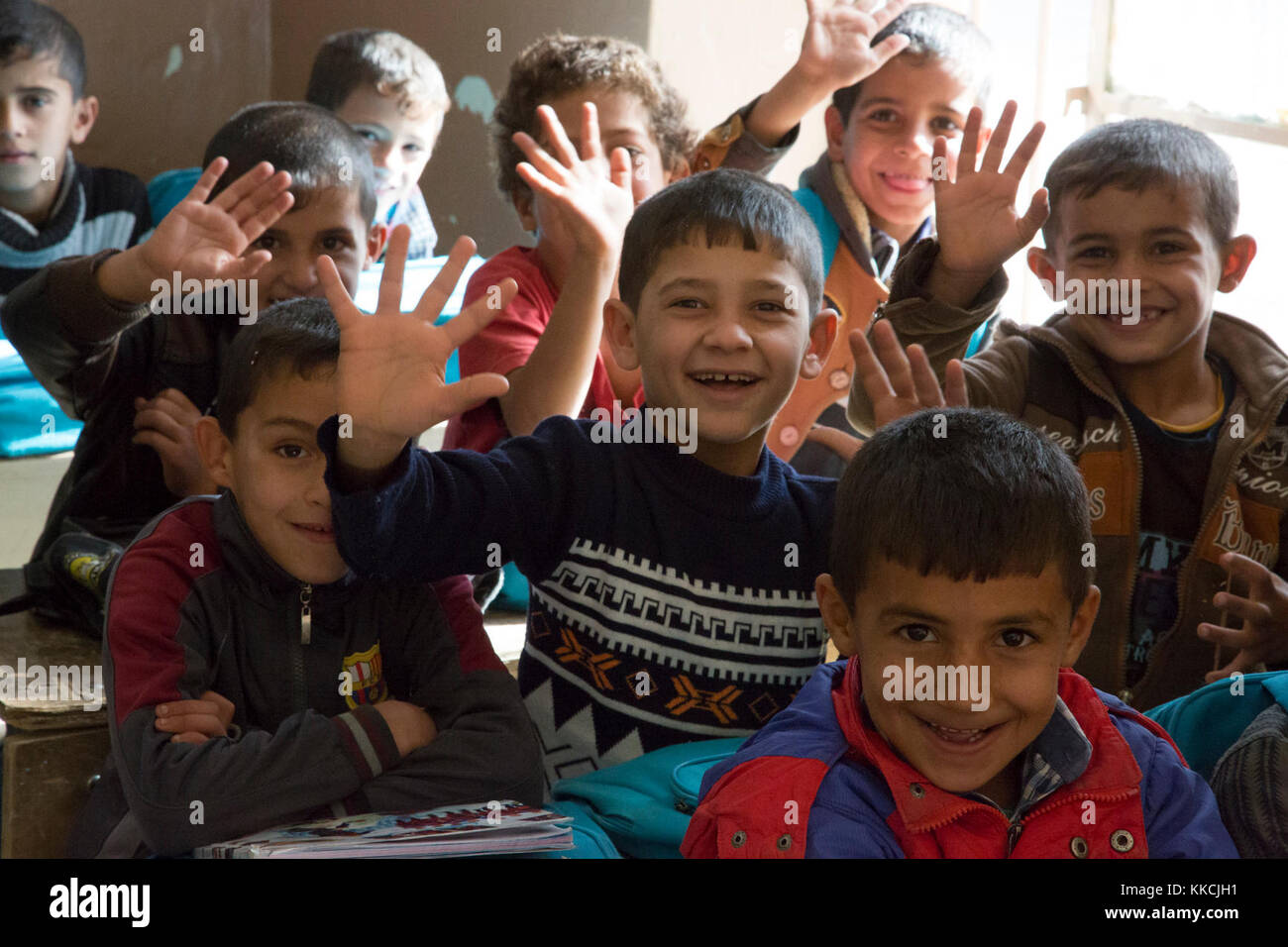 Les jeunes étudiants irakiens posent pour une photo dans une école primaire, Aski Mossoul, Irak, le 13 novembre 2017. L'ampleur et la diversité de partenaires de coalition démontre l'objectif global et unifié de vaincre ISIS en Iraq et en Syrie. La Force opérationnelle interarmées - fonctionnement inhérentes à résoudre est la Coalition mondiale pour vaincre ISIS en Iraq et en Syrie. (U.S. Photo de l'armée par le Sgt. Tracy McKithern) Banque D'Images