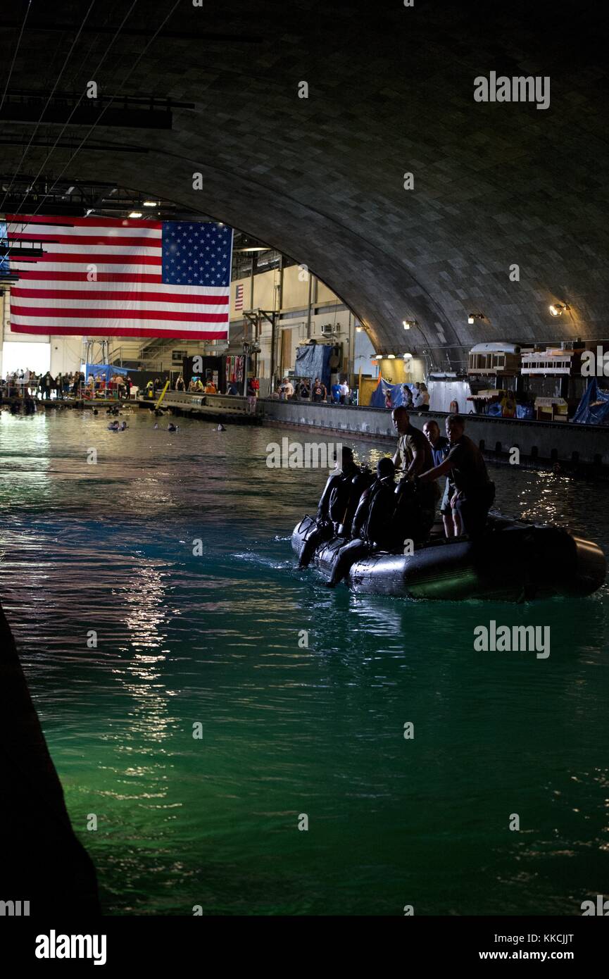 Us les plongeurs de la marine affecté à la division de la technologie de neutralisation des explosifs et des concurrents du moniteur dans l'eau à la Naval Surface Warfare Center carderock division à Bethesda, Maryland. dod photo par devin pisner, Marine américaine. L'année 2013. Banque D'Images