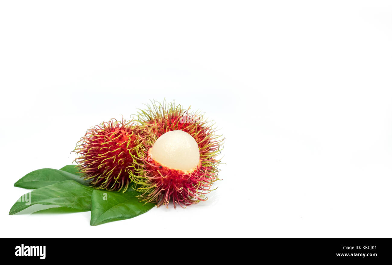 Libre de produits frais rouge mûre ramboutan (Nephelium lappaceum) avec des feuilles isolées sur fond blanc. Thai dessert fruits doux. Les fruits tropicaux. Banque D'Images