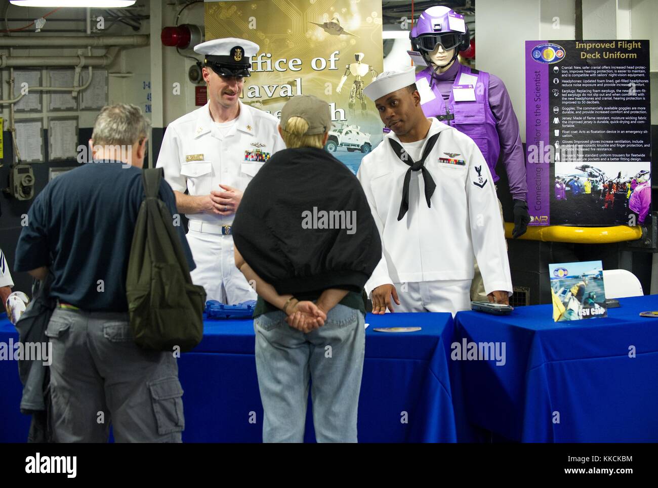 Office of Naval Research (ONR Command Master Chief charles ziervogel et maître de manœuvre 3 classe shaun reese discuter l'onr tech solutions programme avec les visiteurs à bord du navire d'assaut amphibie USS Wasp lhd 1 lors de la Fleet Week 2012 New York, New York. Image courtoisie john f. Williams/us navy. 2012. Banque D'Images