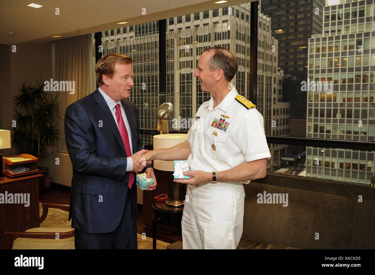 Le chef des opérations navales, l'amiral Jonathan Greenert, CNO, rencontre le commissaire de la NFL Roger Goodell au quartier général de la NFL, à New York. Image reproduite avec l'aimable autorisation du spécialiste des communications de masse 1re classe Peter D. Lawlor/US Navy. 2012. Banque D'Images Le chef des opérations navales, l'amiral Jonathan Greenert, CNO, rencontre le commissaire de la NFL Roger Goodell au quartier général de la NFL, à New York. Image reproduite avec l'aimable autorisation du spécialiste des communications de masse 1re classe Peter D. Lawlor/US Navy. 2012. Banque D'Images