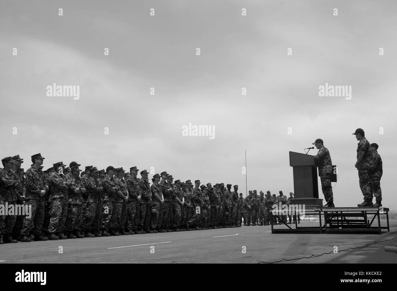 Le capitaine Chuck Litchfield, commandant du navire d'assaut amphibie USS Essex LHD 2, s'adresse à l'équipage au sujet de la sécurité et de la gestion des risques pendant le week-end du Memorial Day, à San Diego. Image reproduite avec l'aimable autorisation de Joe Kane, spécialiste en communication de masse/US Navy. 2012. Banque D'Images