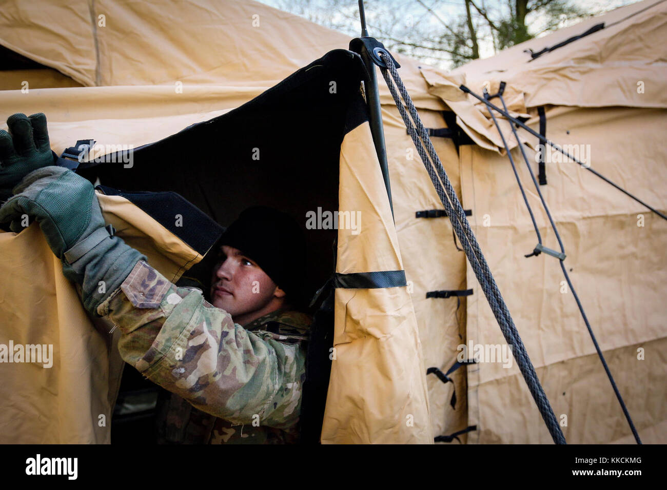 La FPC. Joshua Seibold, Springfield, Ohio, autochtones et un spécialiste des opérations de l'aviation avec la 227e Régiment d'aviation, 1st Air Cavalry Brigade, Division de cavalerie, met en place un poste de commandement mobile tente dans Powidz, Pologne, le 20 novembre 2017, à l'appui de sa mission de l'unité de l'Atlantique à résoudre. Résoudre l'Atlantique est une entreprise américaine de s'acquitter des engagements de l'OTAN par rotation des unités basées aux États-Unis tout au long de l'Europe à prévenir les agressions contre les alliés de l'OTAN en Europe. (U.S. Photo de l'armée par la CPS. Hubert D. Delany III/22e Détachement des affaires publiques mobiles) Banque D'Images