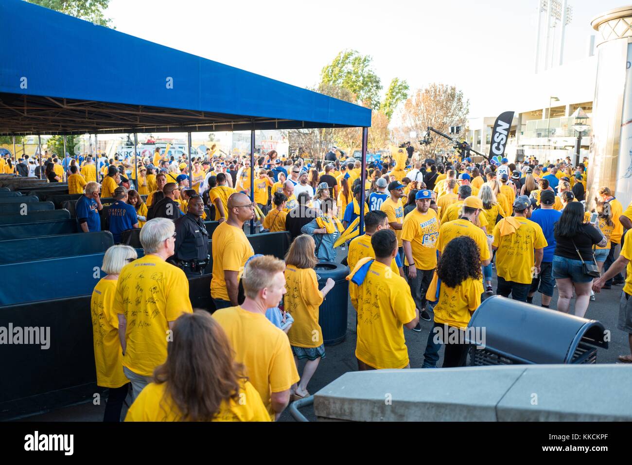 Après le deuxième match des finales de la National Basketball Association (NBA) entre les Golden State Warriors et les Cleveland Cavaliers, fans des Warriors, portant des t-shirts et des chapeaux, quittez Oracle Arena et rejoignez une foule en regardant la couverture de l'événement par le Comcast Sports Network, Oakland, Californie, le 5 juin 2016. Banque D'Images Après le deuxième match des finales de la National Basketball Association (NBA) entre les Golden State Warriors et les Cleveland Cavaliers, fans des Warriors, portant des t-shirts et des chapeaux, quittez Oracle Arena et rejoignez une foule en regardant la couverture de l'événement par le Comcast Sports Network, Oakland, Californie, le 5 juin 2016. Banque D'Images