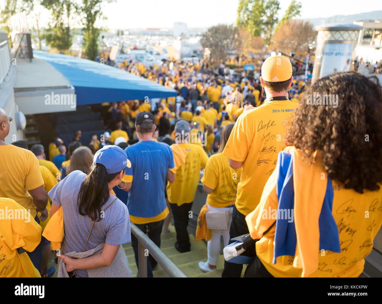 Après le deuxième jeu de la finale de la National Basketball Association (NBA) entre les Golden State Warriors et les Cleveland Cavaliers, fans des Warriors, portant des t-shirts et des chapeaux, quittez Oracle Arena à Oakland, Californie, le 5 juin 2016. Banque D'Images