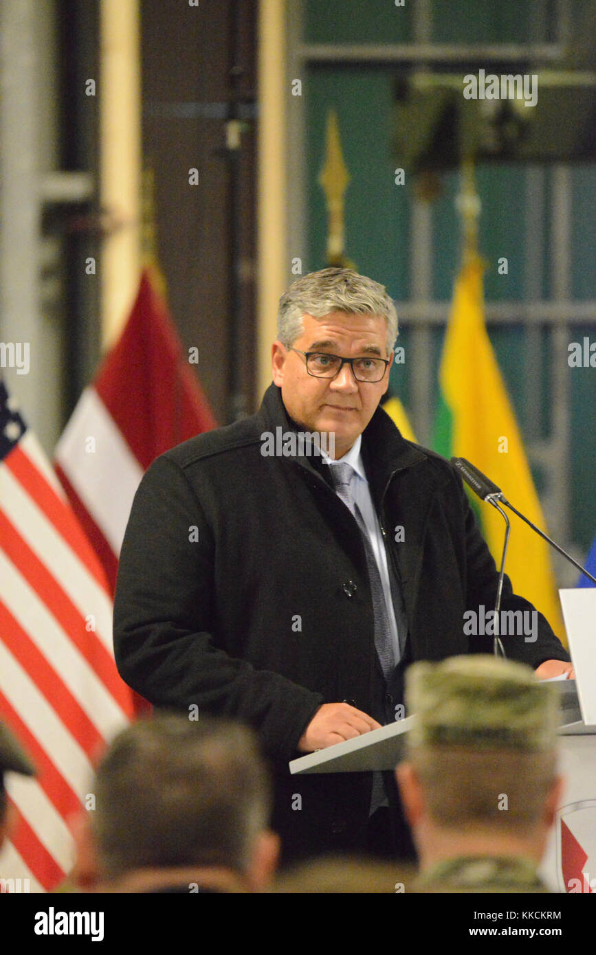 M. Steven Vandeput, Ministre belge de la Défense, parle à l'auditoire au cours de l'ouverture de la nouvelle armée américaine mise en place de ce stock, en Zutendaal, Belgique, Nov.21, 2017. (U.S. Photo de l'armée par Visual Spécialiste de l'information Pascal Demeuldre) Banque D'Images