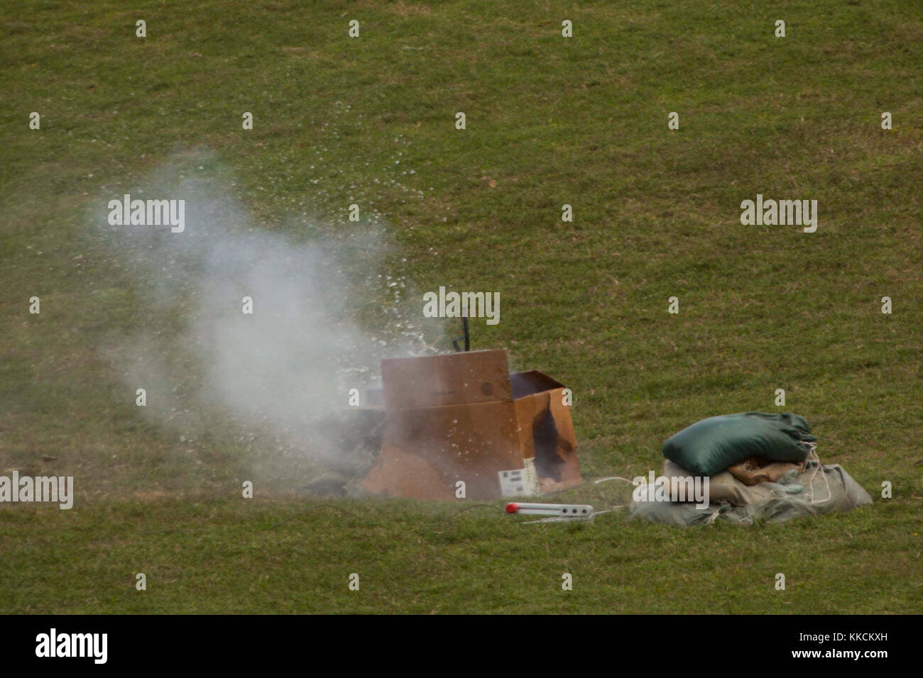 Un détonateur à distance feux à une simulation d'engin explosif improvisé au cours de la lutte contre les IED réalisés par l'élimination des explosifs et munitions de combat des Marines avec 31 bataillon de logistique, au Camp Hansen, Okinawa, Japon, le 21 novembre, 2017. Bec-31, l'élément de combat de la logistique la 31e Marine Expeditionary Unit, s'assure que tous les éléments de la MEU sont logistiquement prêt à répondre à n'importe quelle crise. L'équipement de protection utilisé marines et des outils spécialisés pour désactiver en toute sécurité les IED au cours de la formation. La 31e MEU fournit une force flexible prêt à réaliser une vaste gamme d'opérations militaires, de combattre à limitée Banque D'Images