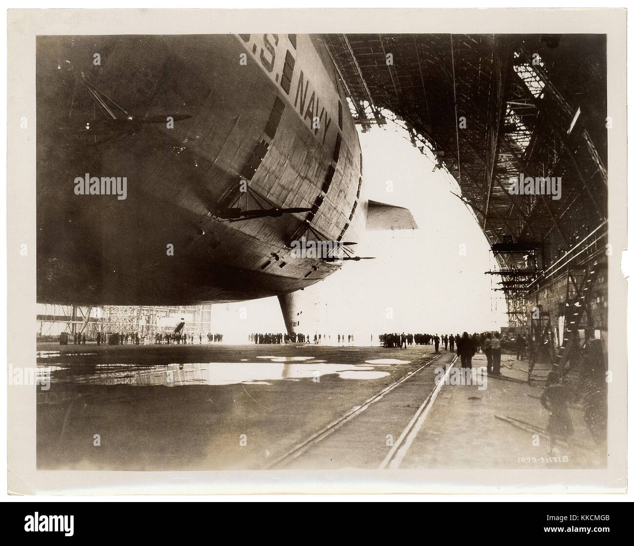 Photographie de l'USS Akron dans le quai Goodyear-Zeppelin. Image reproduite avec l'aimable autorisation des Archives nationales. 1933. Banque D'Images