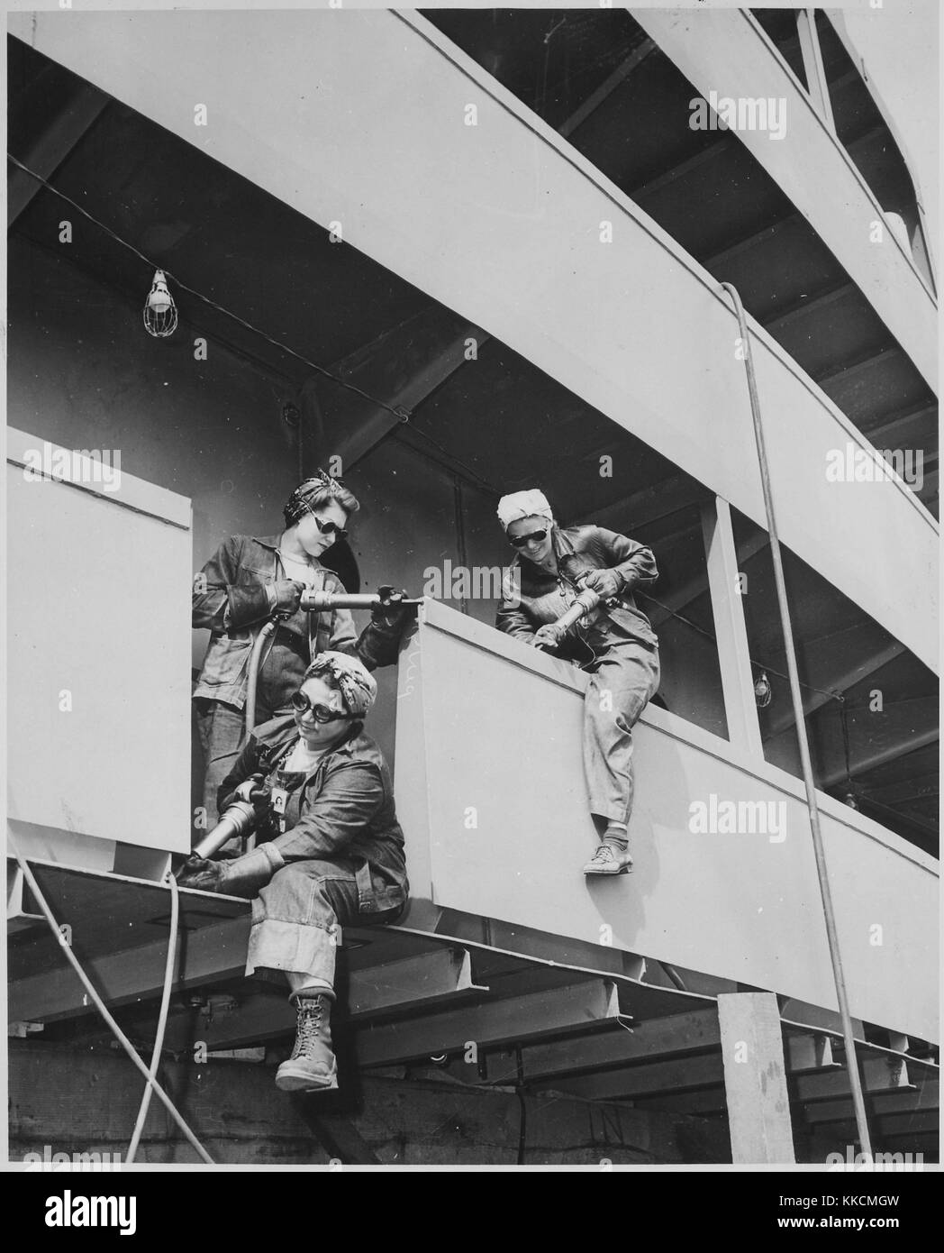 Broyeurs' ou ', travailleuses de la guerre de marinship corp, rivetage sur un navire pendant la deuxième guerre mondiale. L'image de courtoisie des archives nationales. 1942. Banque D'Images
