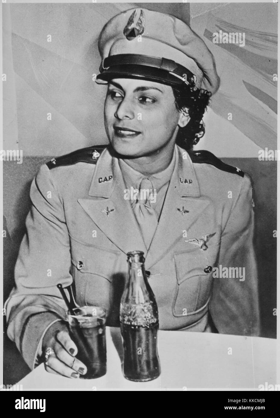 Willa Beatrice Brown, une afro-américaine de 31 ans, a servi son pays en formant des pilotes pour les forces aériennes de l'armée américaine pendant la seconde Guerre mondiale. Elle est la première femme afro-américaine à recevoir une commission de lieutenant dans la civil Air Patrol américaine. Image reproduite avec l'aimable autorisation des Archives nationales. 1941. Banque D'Images