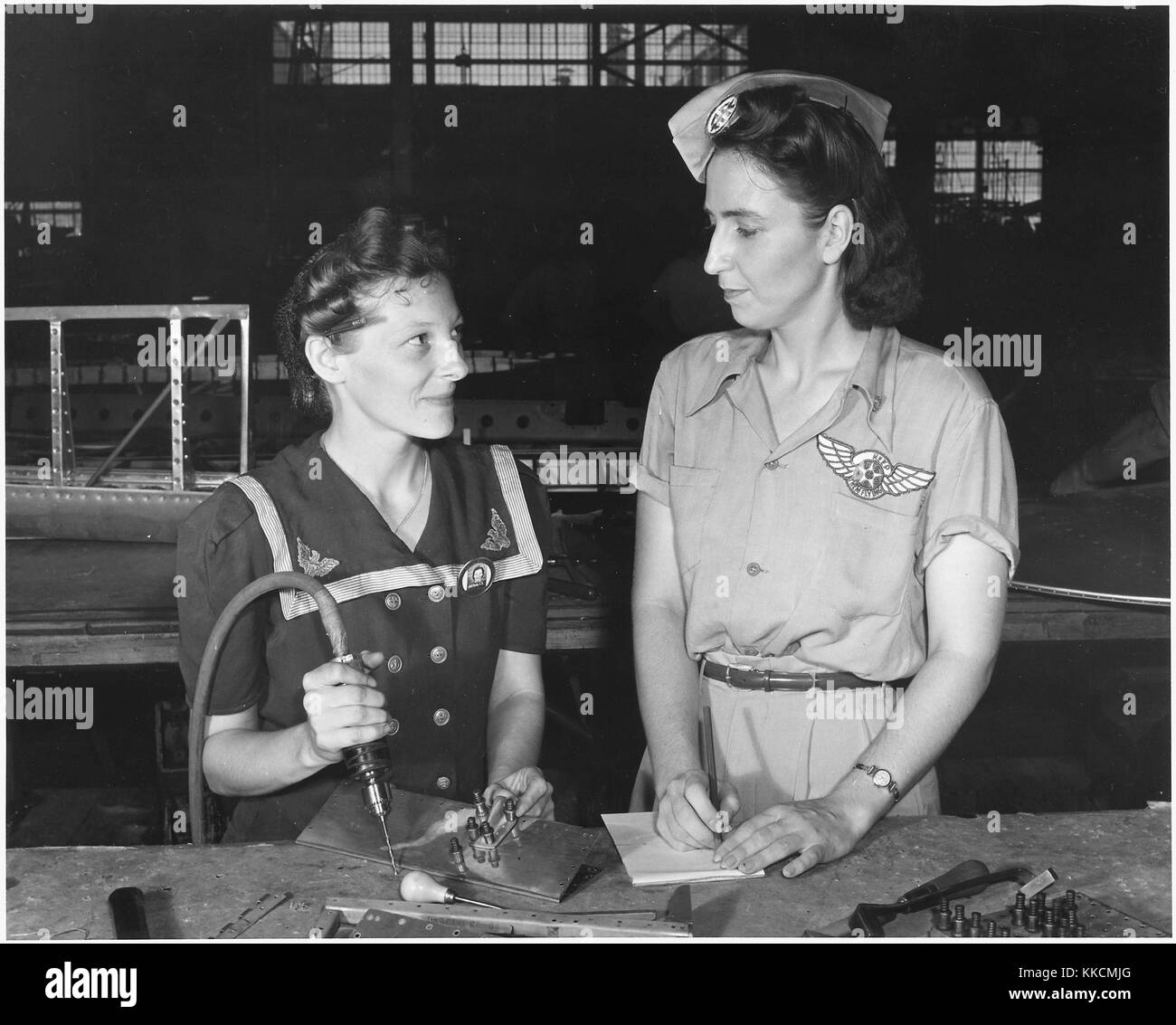 Pearl Harbor les veuves ont disparu dans la guerre pour poursuivre la lutte avec une vengeance personnelle. Mme. virginia young (à droite), dont le mari a été l'une des premières victimes de la seconde guerre mondiale, est un superviseur dans l'Assemblée et les réparations de la naval air base située à Corpus Christi, Texas. Son travail est de trouver un logement confortable et pratique pour les travailleuses de l'extérieur de l'Etat, comme Ethel Mann, qui exploite une perceuse électrique. L'image de courtoisie des archives nationales. 1942. Banque D'Images