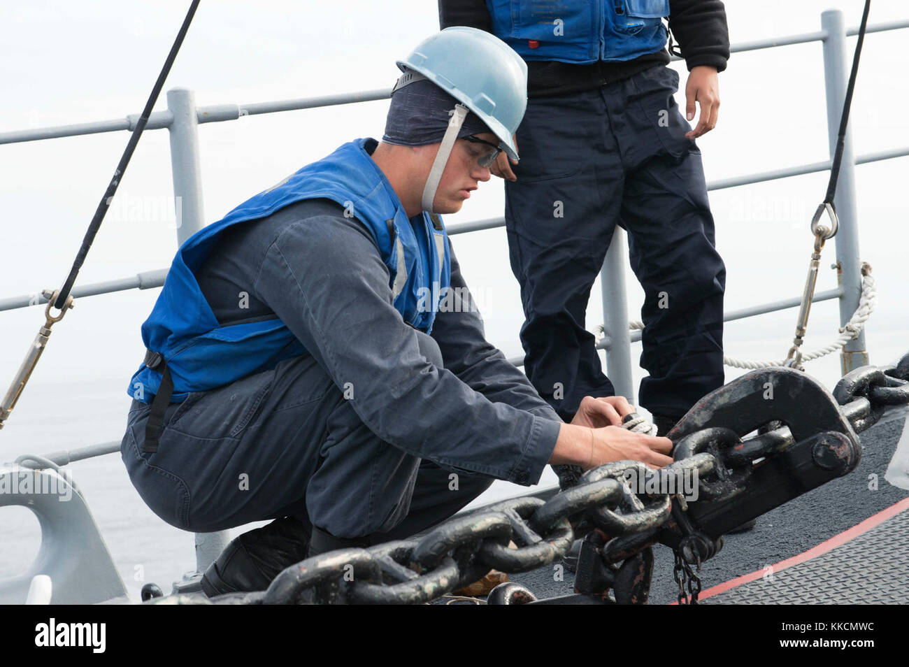 HOSOSHIMA, Japon (nov 25, 2017) Mineman Seaman Zachary Murray, de Cincinnati, Ohio, enlève un crochet de pélican lors d'une évolution d'ancrage à bord du navire de contre-mesures de la mine de classe Avenger USS Chief (MCM 14). Le Chef participera à l'exercice bilatéral annuel de contre-mesures contre les mines 3JA avec la Force d'autodéfense maritime japonaise afin d'accroître la compétence et l'interopérabilité dans les opérations de MCM. (É.-U. Photo marine par Spécialiste communication de masse 2ème classe Jordan Crouch/publié) Banque D'Images