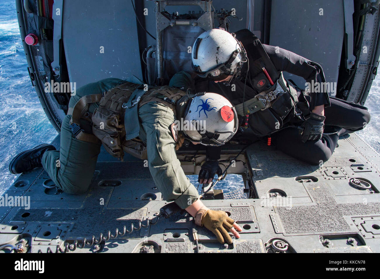 Océan Atlantique (nov. 26, 2017) Hospital Corpsman 2e classe Erin Williams, à gauche, et Naval Air Crewman (hélicoptère) 3e classe Austin Rivera, tous deux affectés à l'Escadron d'hélicoptères de combat de la Mer 28, aider les marins de la flotte reconstitution oiler USNS Big Horn (T-AO 198) en attachant une palette à la cargaison d'un crochet Sea Hawk MH-60S au cours d'un ravitaillement en mer. Le navire d'assaut amphibie USS Iwo Jima (DG 7), composantes de l'Iwo Jima Groupe amphibie et la 26e unité expéditionnaire de marines sont la réalisation d'une unité de formation composite combinée exercice qui est l'aboutissement de la formation des e Banque D'Images