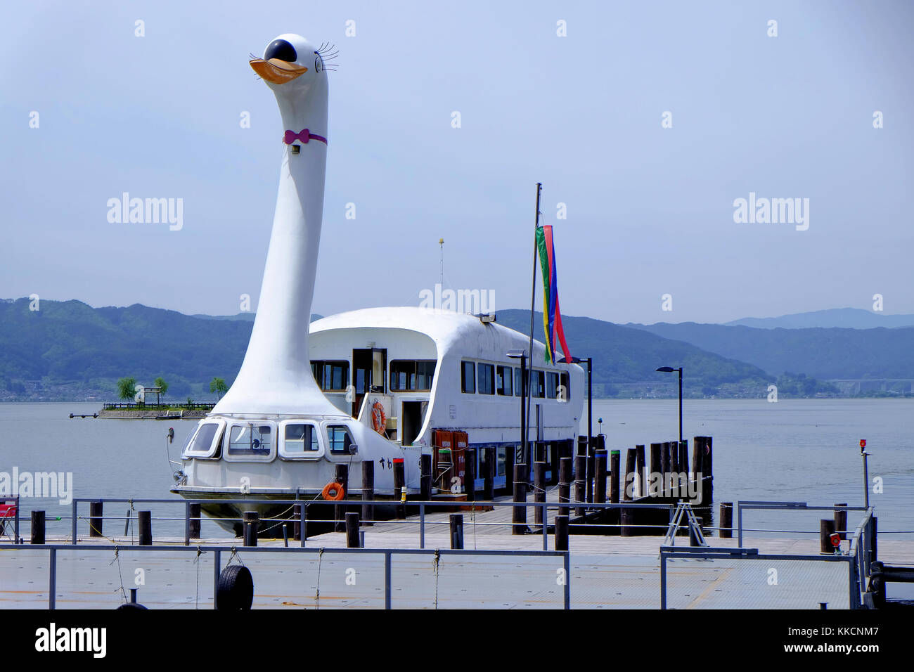 Un bateau à la nage le lac Suwa, Ville de Suwa, Nagano, Japon Banque D'Images