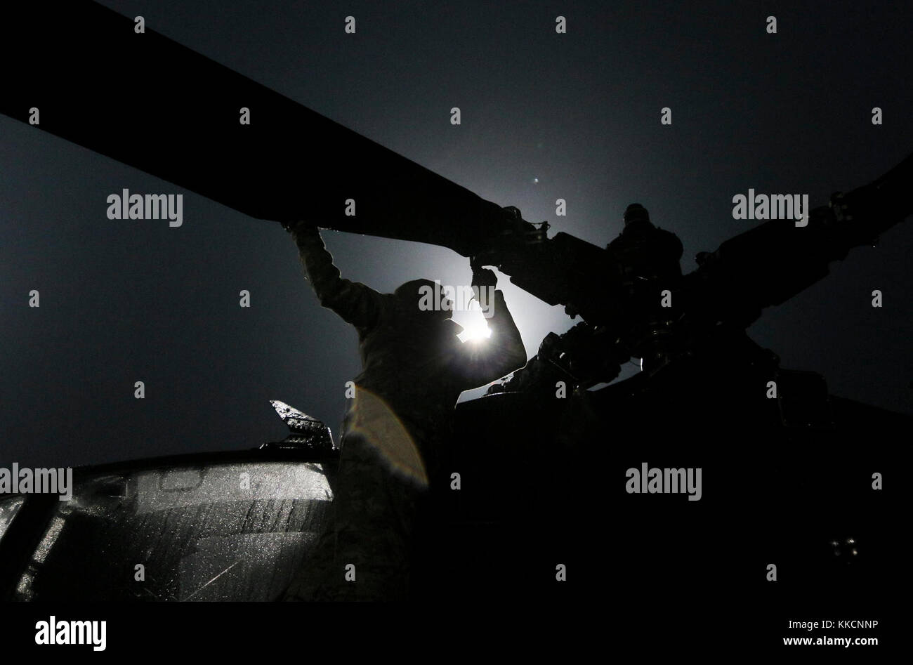 L'Adjudant-chef 2 Matthieu Goins, Loganville ga., et les pilotes d'hélicoptères AH-64 Apache avec le 227e Régiment d'aviation, 1st Air Cavalry Brigade, Division de cavalerie, inspecte un hélicoptère AH-64 Apache à Powidz, Pologne, le 28 novembre 2017, de maintenir l'équipement son unité a apporté à l'appui de la résolution de l'Atlantique. Résoudre l'Atlantique est une entreprise américaine de s'acquitter des engagements de l'OTAN par rotation des unités dans l'ensemble du théâtre européen à prévenir les agressions contre les alliés de l'OTAN en Europe. (U.S. Photo de l'armée par la CPS. Hubert D. Delany III/22e Détachement des affaires publiques mobiles) Banque D'Images