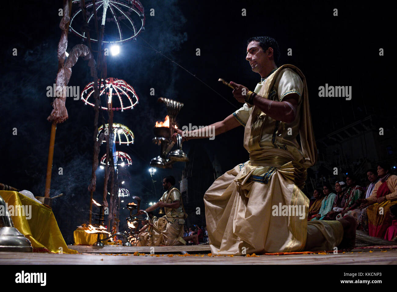 Un jeune prêtre hindou au cours de ganga aarti, ghat dashashwamedh par le fleuve Ganges Banque D'Images