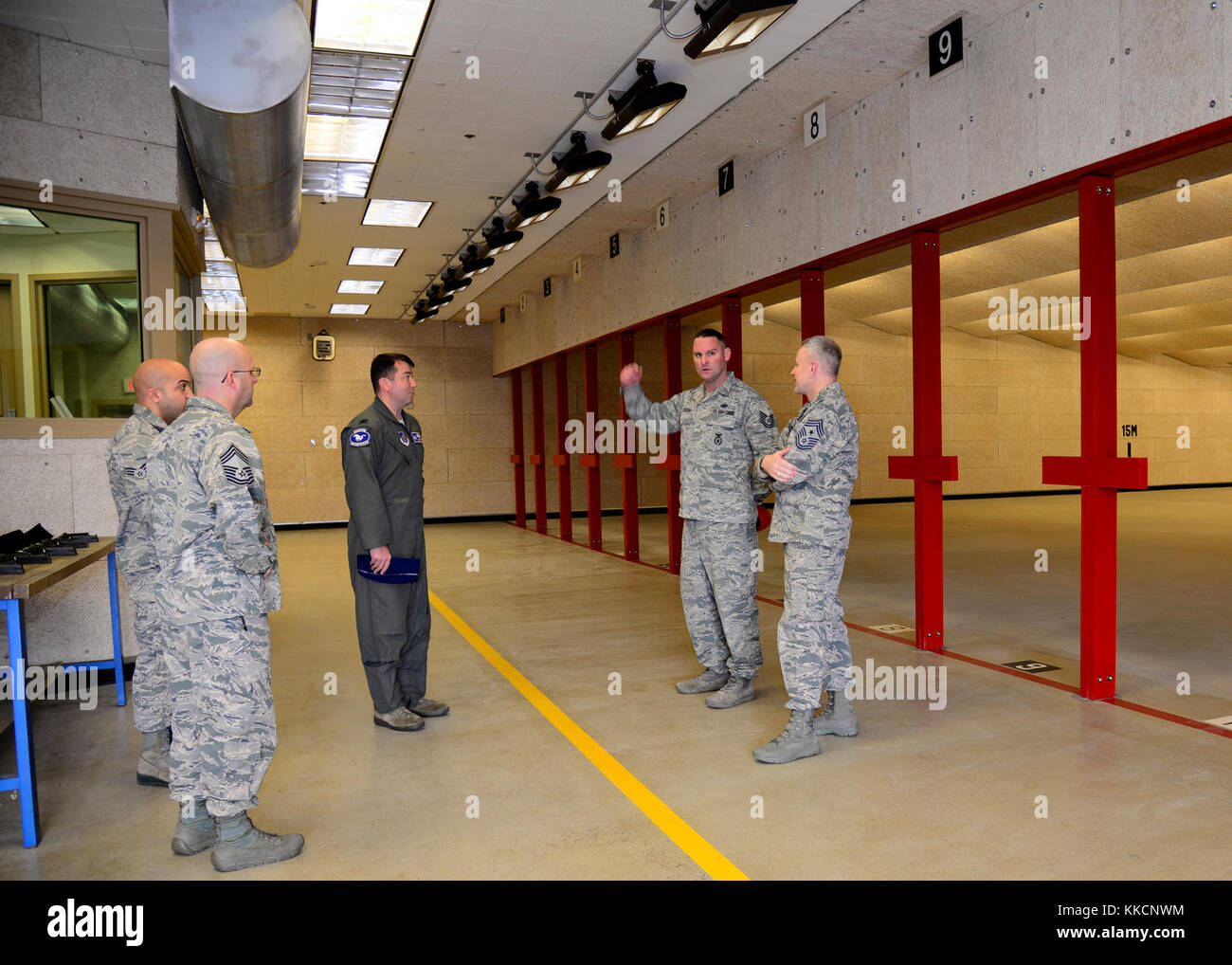 U.S Air Force Tech. Le Sgt. Jeremy Rhodes, 51e Escadron des Forces de sécurité, des armes de combat donne un tour NCOIC à la 51e Escadre de chasse au cours de l'inauguration de l'installation des armes de combat à Osan Air Base, République de Corée, le 28 novembre 2017. Cette installation de pointe va remplacer l'actuel bâtiment des armes de combat. (U.S. Photo de l'Armée de l'air par le sergent. Tinese Jackson) Banque D'Images